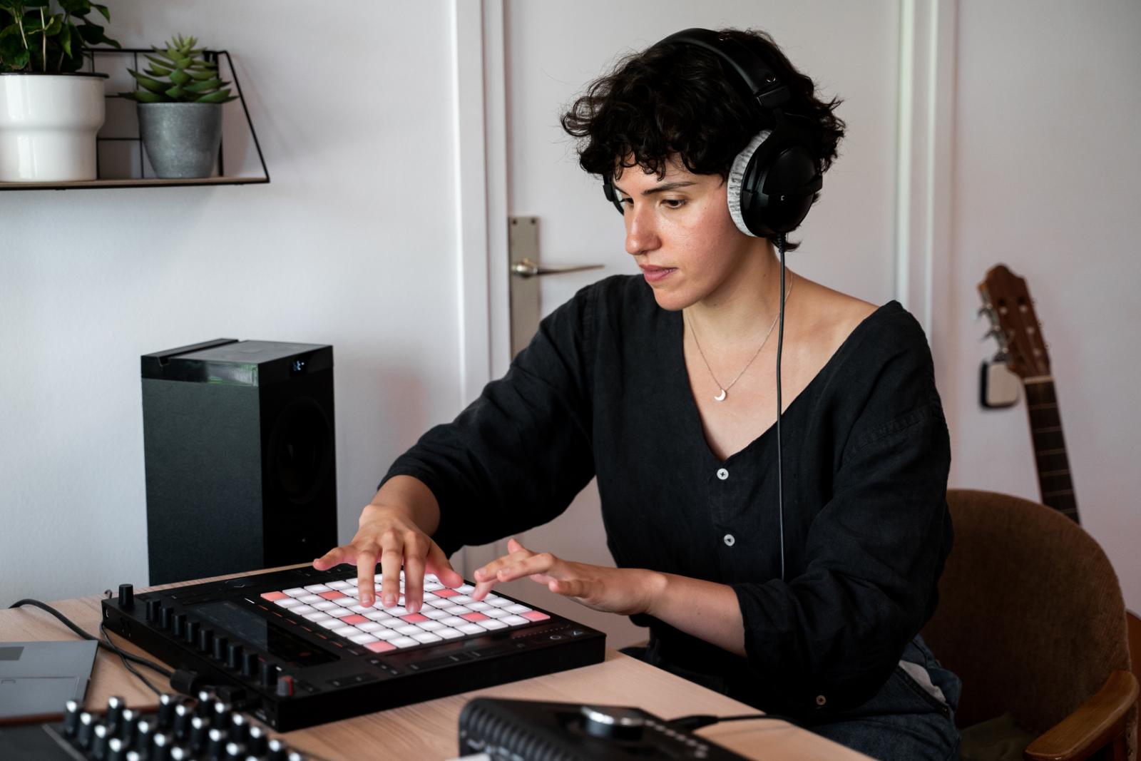 Ny rapport: Kunstig intelligens vil koste dansk musik 6,9 milliarder frem mod 2030